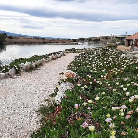Maisonnette Entre Etang Et Leucate